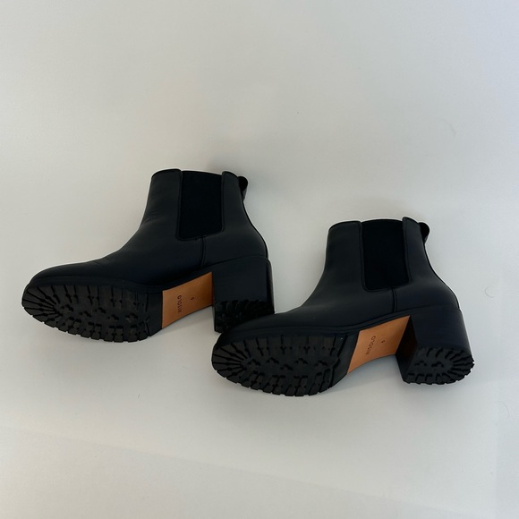 Nisolo | Ana Heeled Black Leather Chelsea Boots - Picture 7 of 10